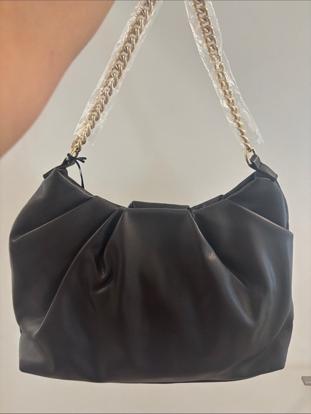 Cute brown shoulder bag with golden chain perfect for fall NWT